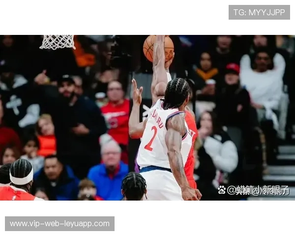 伦纳德接球即停，防守已经贴上